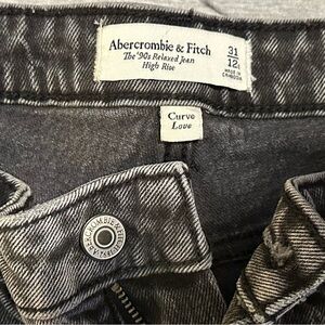 Abercrombie 90s Relaxed High Rise Jean Short Curve Love in Black Stone Wash